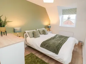 4 Maypole Green - Room
