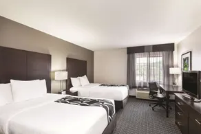 La Quinta by Wyndham Milwaukee Delafield - Room