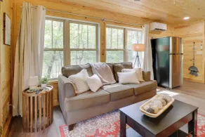 Fish & Hike: Cabin Hideaway w/ Deck in Alabama - Innenbereich
