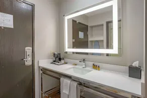 Best Western Plus Lafayette Hotel University Area - Baño