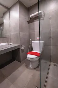 BeSS Resort and Waterpark Lawang - Bathroom