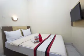 RedDoorz Plus near Stadion Mandala Krida - Værelse