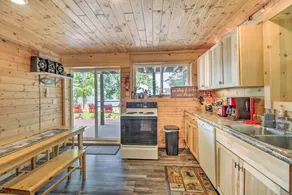 Big Lake Getaway w/ Private Beach + Fire Pit! - Innvendig
