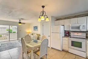 Fort Walton Beach Condo: Walk to Local Beach! - Intérieur