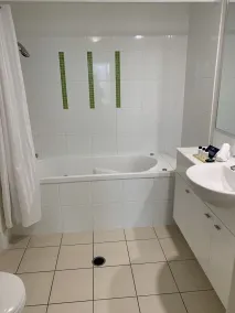 Oaks Sunshine Coast Seaforth Resort - Bathroom