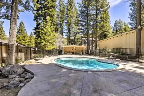 1 Mi to Diamond Peak Ski Resort: Forest-View Condo - Innenbereich