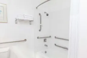Days Inn & Suites by Wyndham Sunnyvale - Bathroom