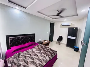 ICY White Varn Residency - Quarto