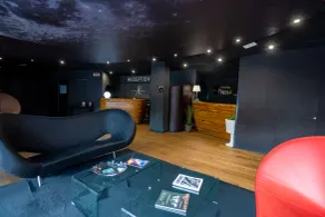 Black Hotel - Reception