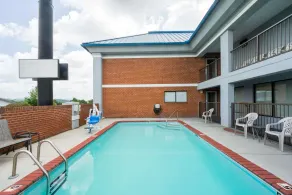 Super 8 by Wyndham Dandridge - Pool