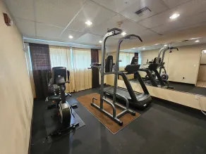 Ramada by Wyndham SeaTac Airport - Salle de remise en forme