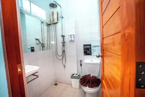 Mad Monkey Chiang Mai - Bathroom