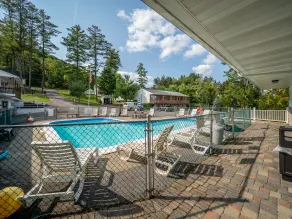 Lake 'N Pines Motel - Basseng