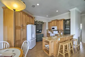 Bright & Sunny Riverview Oasis w/ Pool & Pond - Innenbereich