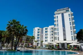 Henry Resort And Spa  - Pool