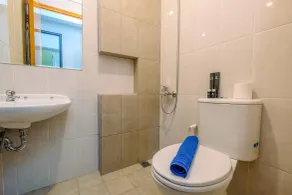 Elegant and Comfort 2BR at Royal Heights Apartment By Travelio - Badezimmer