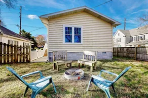 Century-old, Small-town 4BR w/ Great Yard, Porch - Innvendig