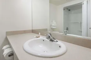 Super 8 by Wyndham Mississauga - Bathroom