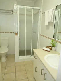 Sunseeker Motel - Bathroom