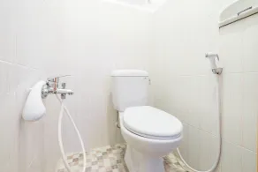 RedDoorz near Plengkung Gading 2 - Bathroom