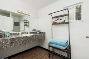 Sea Echo Motel - Bathroom