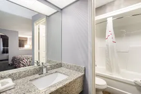 Red Roof Inn & Suites Athens, AL - Salle de bain