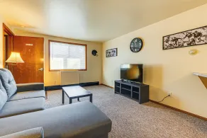 2 Mi to Dwtn Green Bay: Ideally Located Townhome! - Interior