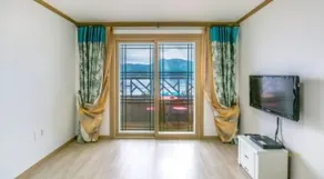 Geojae Beach Maru Pension - Chambre