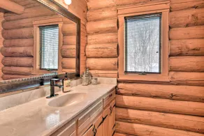 Lakefront Cabin Retreat, 2-acre Lot w/ Deck! - Interiør