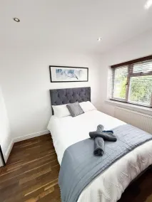 Apartamento vacacional apropiado para familias con jardín y terraza | Vistas al jardín - Habitación