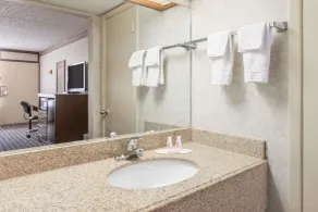 Days Inn by Wyndham Midland - Badezimmer