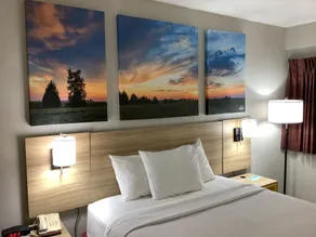 Days Inn by Wyndham Kingdom City - Chambre