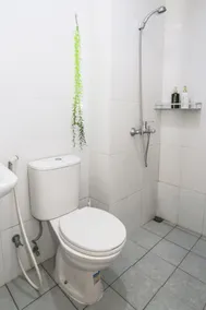 Capital O 93490 Yubi Room Patraland - Baño