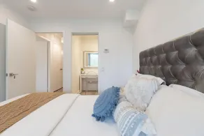 Rivetstays - Dan Leckie - Habitación
