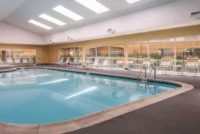 La Quinta Inn & Suites by Wyndham University Area Chapel Hill - Piscine