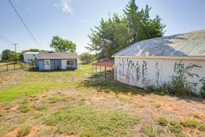 2 Mi to Phillips 66 Refinery: Home w/ Yard - Interior