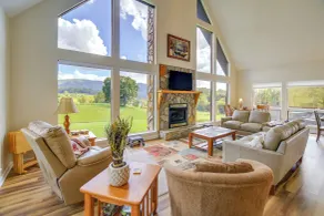 Secluded Mountain City Home w/ Deck & Views! - Interiør