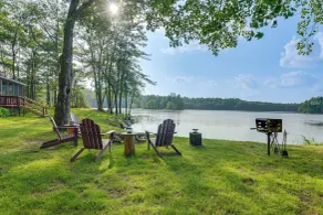 Lakeside Log Cabin w/ Porch in Monadnock Region - Interiör