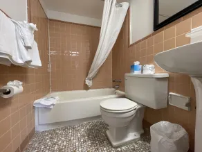 Polynesian Oceanfront Hotel - Bathroom