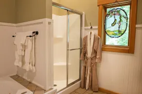 Lazy Bear Lodge - Badezimmer