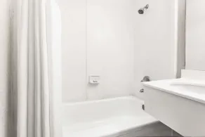 Travelodge by Wyndham La Grande - Bathroom