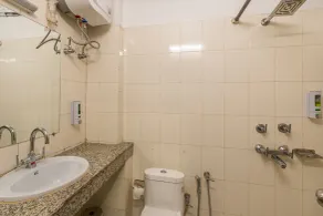 Madpackers Rishikesh Lakshman Jhula - Bathroom