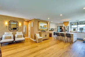 Hawthorne Home w/ Covered Patio & Basketball Court - Intérieur