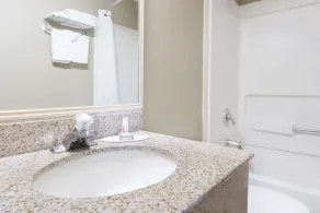 Super 8 by Wyndham Topeka/Wanamaker RD/I-70 - Salle de bain