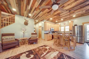 Home w/ River View & Game Room in Tidioute! - Interiør