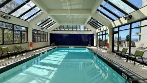 Holiday Inn Vancouver-Centre Broadway by IHG - Piscina