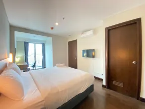 Spacious 2BR Apartment at El Royale near BIP By Travelio - Værelse
