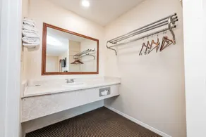 Sunrise Inn - Bathroom