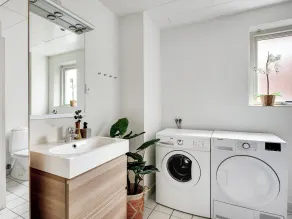 Constantin - Chic 2-bdr Apt With Balcony - Bad