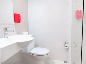 Red Planet Manila Malate Mabini - Bathroom